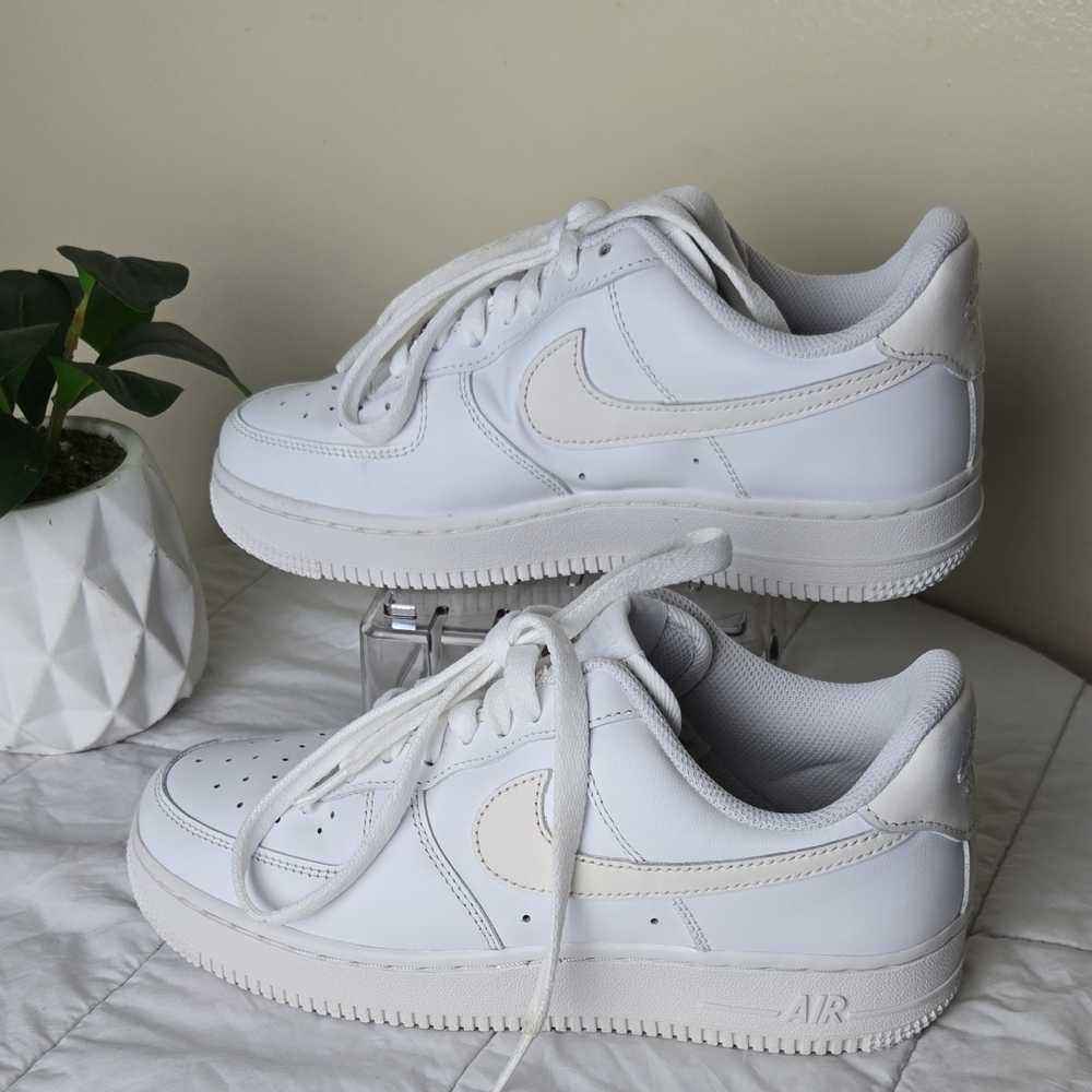 Nike Air Women's White Low-Top Leather Sneakers Size 7